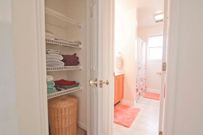 931 Dampman - Full bath with linen closet